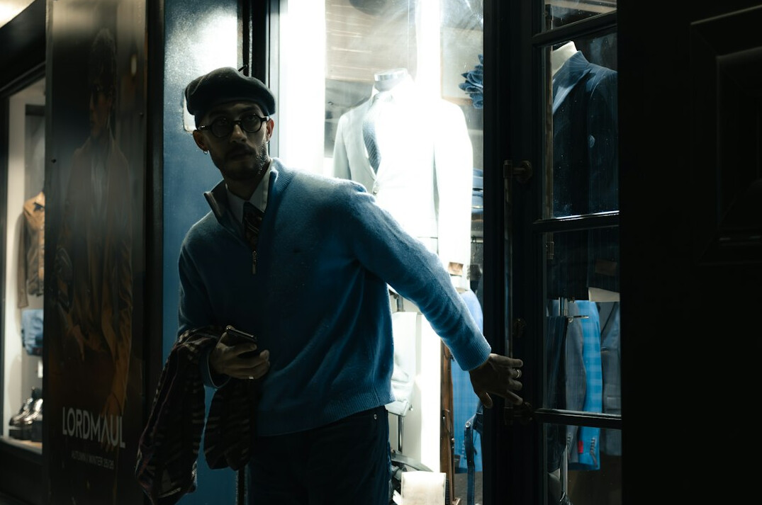undercover store detective observing suspects